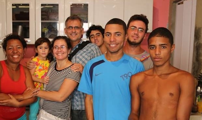 Antônio Carlos Costa em visita à família da favela