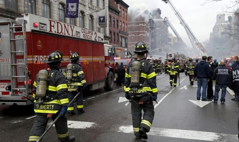 Bombeiros de Nova York combatem incêndio, na região da segunda avenida da metrópole norte-americana. (Foto: Reuters/Mike Segar)