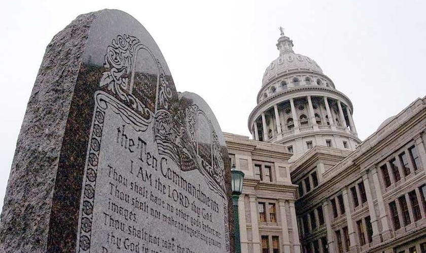 A instalação da peça em frente ao Capitólio (prédio do governo) do Estado de Oklahoma (EUA) gerou grande polêmica e discussões que se arrastam desde 2012.
