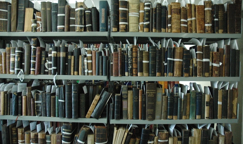 Biblioteca de traduções bíblicas da SBB. (Foto: Guiame/ Marcos Paulo Corrêa)