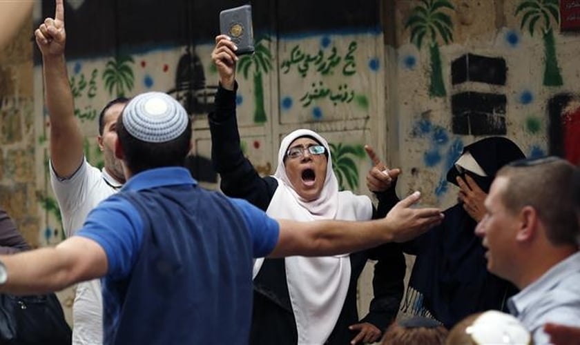 Muçulmanos confrontam judeus na Esplanada das Mesquitas, em Jerusalém. (AFP/ Ahmad Gharabli)