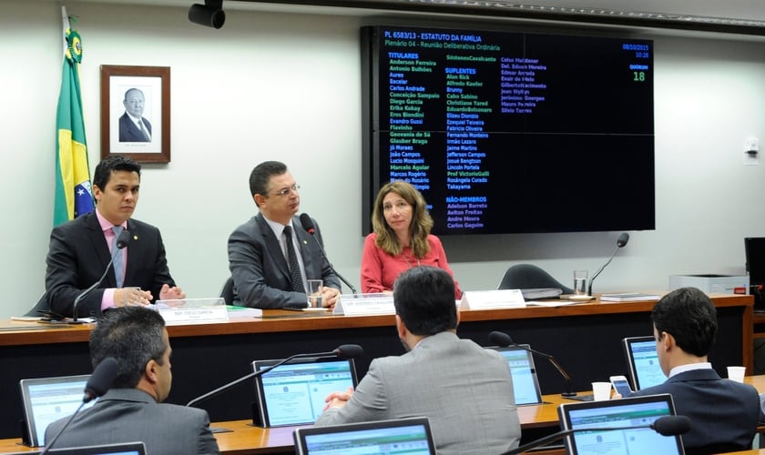 Relator Diego Garcia ao lado do presidente da Comissão, deputado Sóstenes Cavalcante. (Foto: Câmara Notícias)
