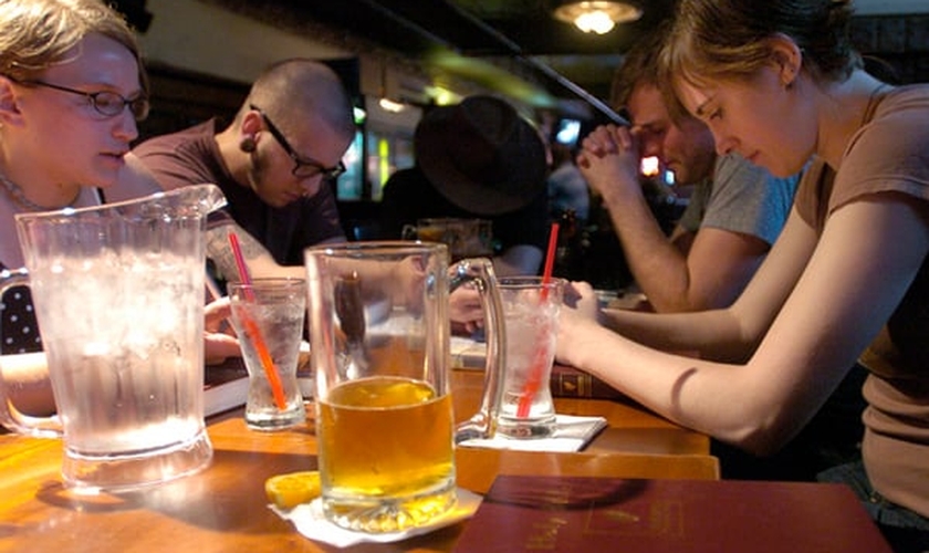 O encontro acontece no segundo andar do bar Newgrass Brewing Company, acompanhado de copos de cerveja artesanal. (Foto: Annarbor)