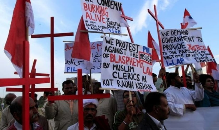 Membros da comunidade cristã paquistanesa seguram cartazes durante protesto contra a perseguição religiosa, após a morte de um casal cristão na província de Punjab, em 2014. (Foto: Reuters)