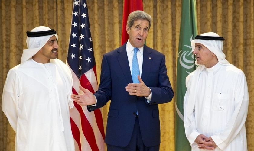 John Kerry com o Sheikh Abdullah bin Zayed e o Ministro das Relações Exteriores da Arábia Adel al-Jubeir