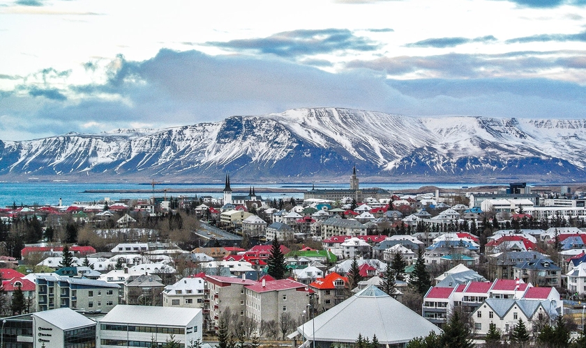 Mesmo com a aparência de uma cidade do interior, Reykjavik, a capital da Islândia, é um destino pra lá de excêntrico. (Foto: Reprodução)