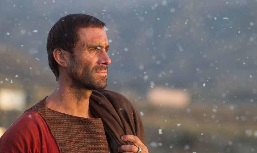Clavius é interpretado pelo ator Joseph Fiennes. Imagem: divulgação.
