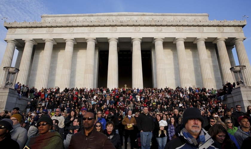 Líderes cristãos se reúnem em frente ao Lincoln Memorial, em um domingo de páscoa de 2015, para orar pelos Estados Unidos (Foto: Jim Bourg / Reuters)