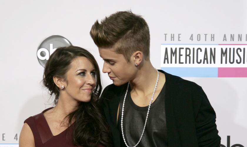 Justin Bieber e sua mãe na premiação American Music Awards em Los Angeles. Foto: Reuters/Jonathan Alcorn
