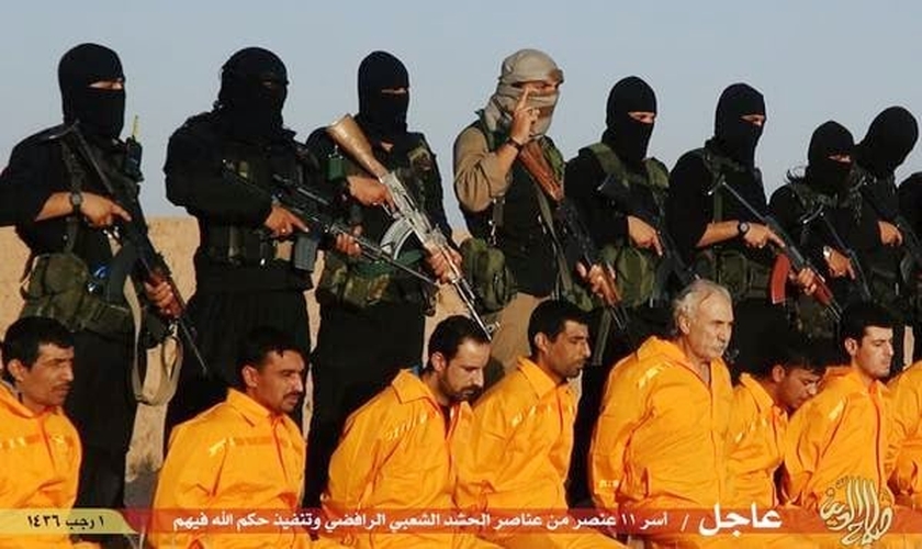 Militantes do Estado Islâmico registram execução de 11 prisioneiros xiitas em 2015. (Imagem: Reprodução)