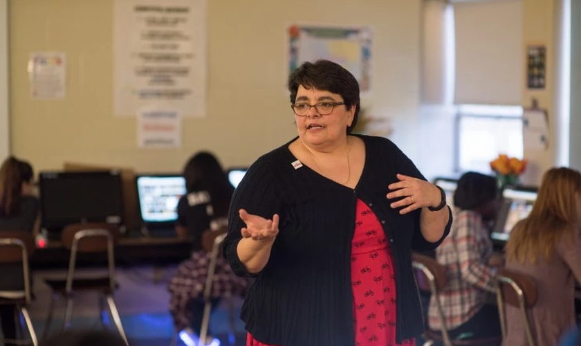 Professora Victoria Tomasheski durante aula de computação em uma escola pública de Cleveland, em Ohio. (Foto: Dustin Franz/The Washington Post)