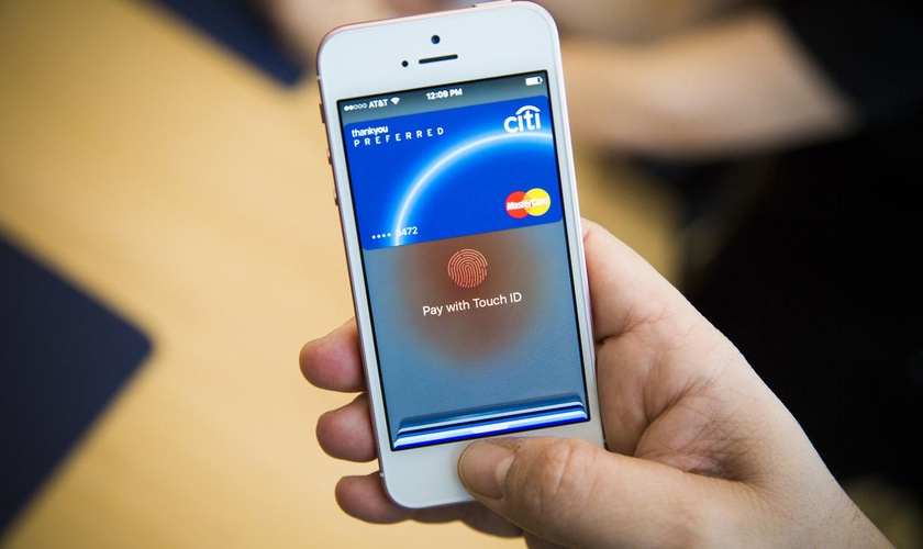 O iPhone SE apresenta uma tela de apenas 4 polegadas, mas com um sistema tão poderoso quanto um iPhone 6s. (Foto: Reprodução/Cnet)