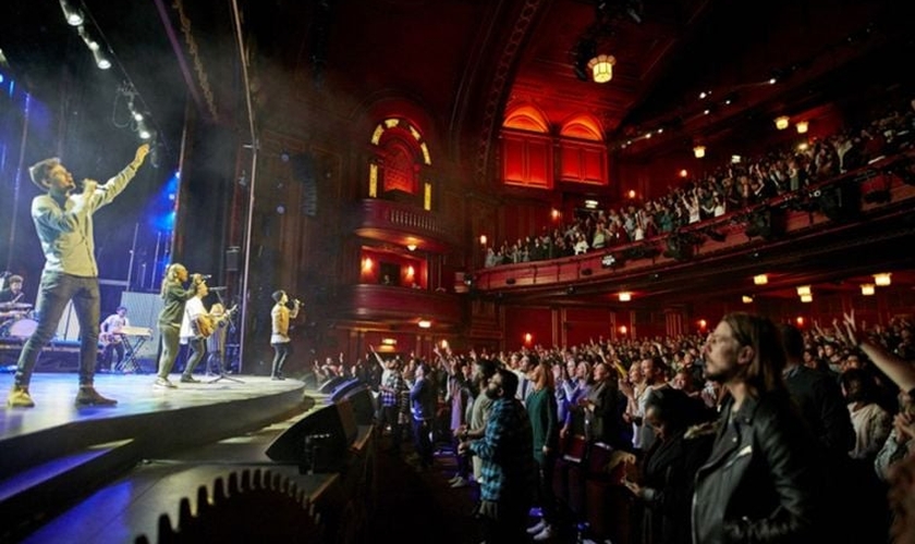 A Hillsong Church de Londres realiza quatro cultos todos os domingos, com a participação de 8 mil pessoas no teatro Dominion. (Foto: Hillsong Church Londres)