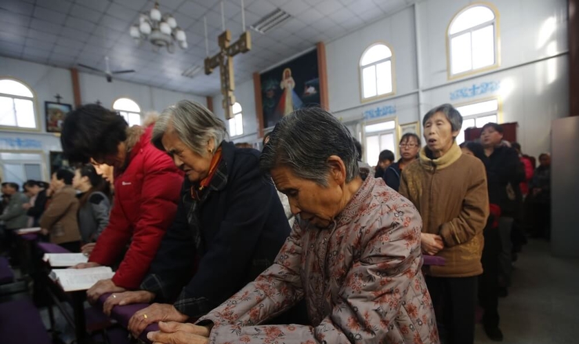 Cristãos celebram missa em uma igreja católica subterrânea na China. (Foto: Reuters)