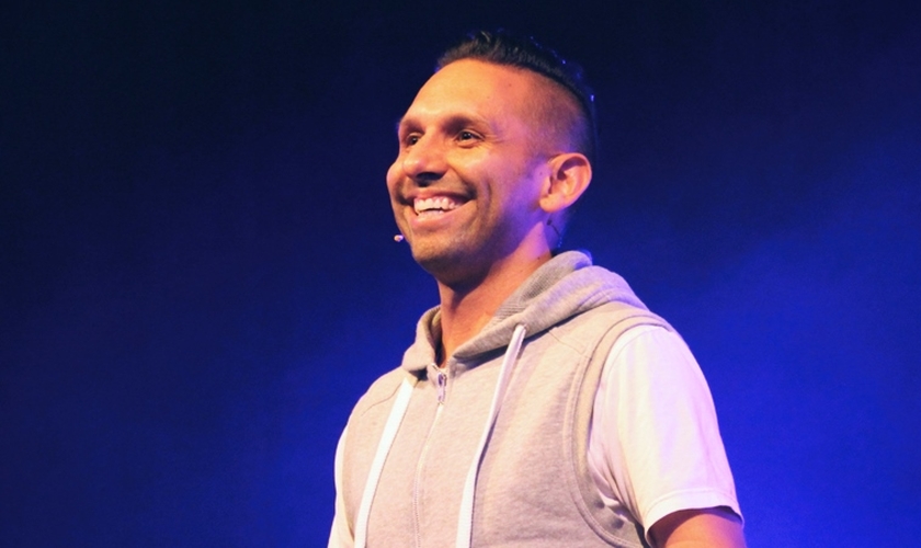 Com seu jeito moderno de se vestir, o pastor Chris declarou que a Hillsong não vem ao Brasil para “atrair fiéis de outras linhas”. (Foto: Divulgação/Hillsong).