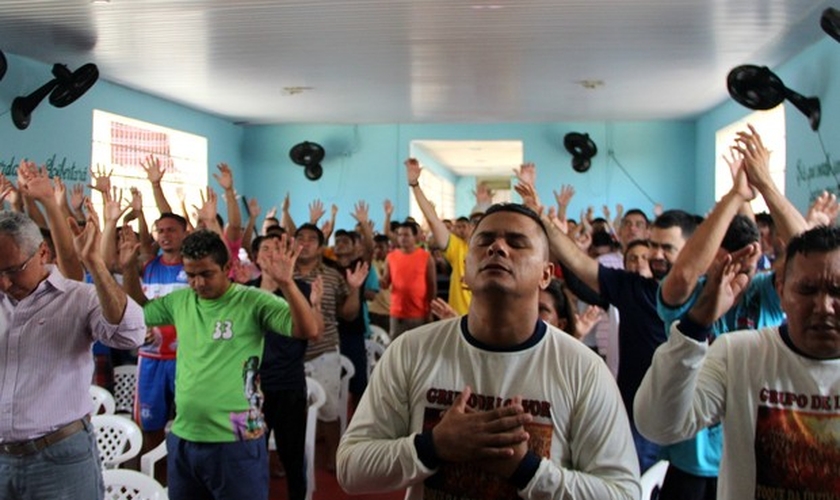 Cerca de 50 pessoas, entre detentos e familiares, participaram do culto. (Foto: Rickardo Marques/G1 AM)