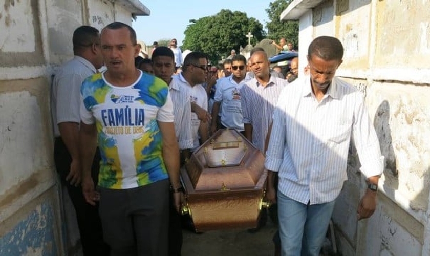 Wagner Honório Lopes foi enterrado na tarde deste domingo, em Inhaúma. (Foto: Ricardo Rigel/ Extra)