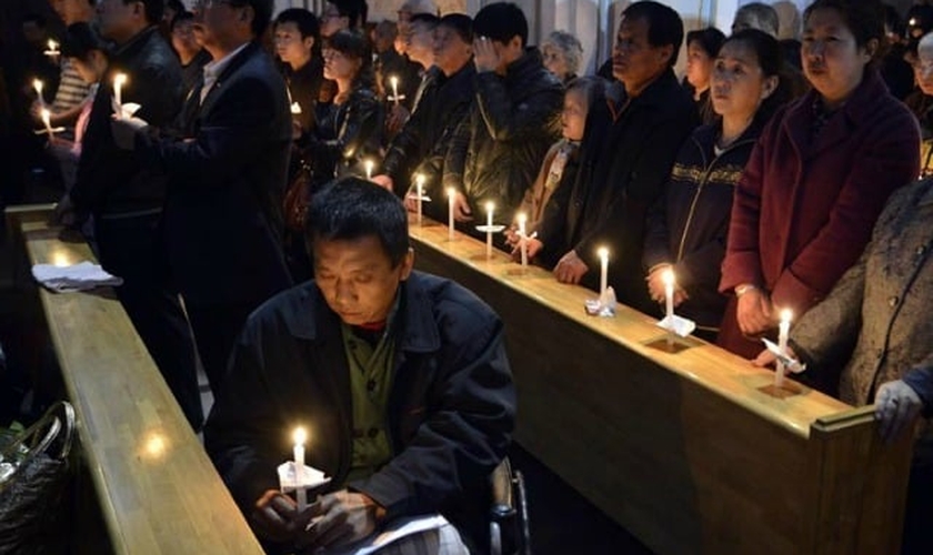 Cristãos chineses têm sofrido intensa perseguição do Partido Comunista, que tem ordenado a remoção de cruzes e até mesmo a demolição de diversas igrejas. (Foto: Reuters)