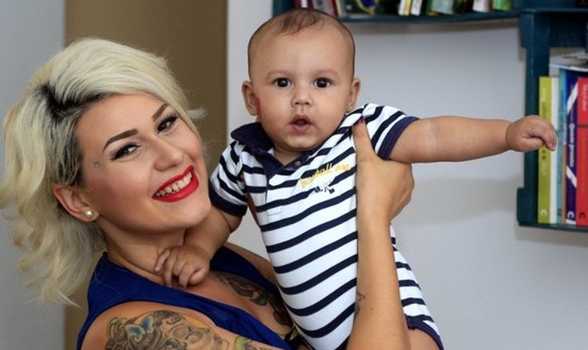 Sara Inverno segura Nos Braços, o Seu filho Hector Valentim. (Foto: G1)