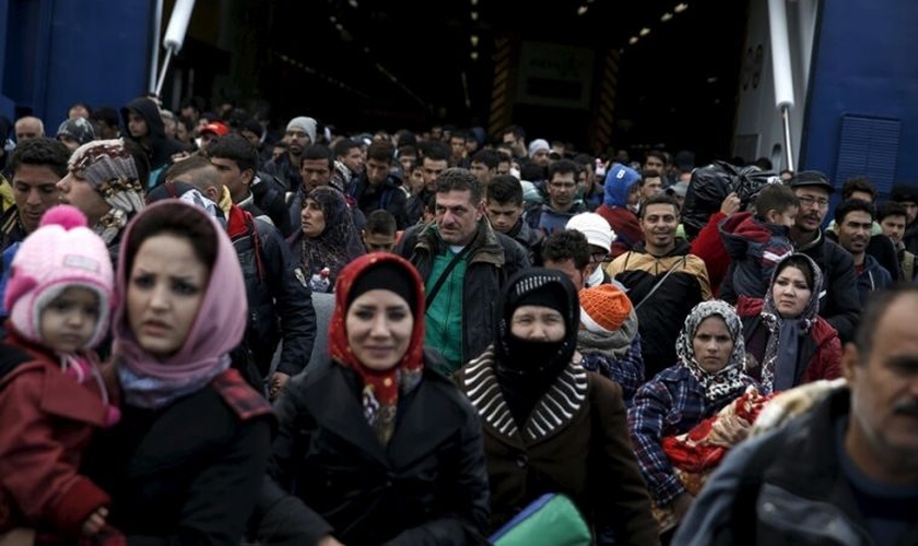 Refugiados sírios chegam a bordo de uma balsa de passageiros ao porto de Pireu, em Atenas, Grécia, no dia 29 de outubro de 2015. (Foto: Reuters)