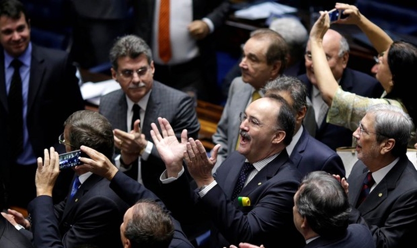 Favoráveis ao impeachment, senadores aplaudem resultado da votação. (Foto: Ueslei Marcelino / Reuters)