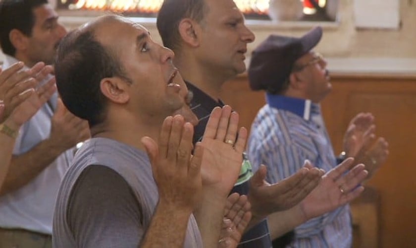 Cristãos participam de culto em igreja no Egito. (Imagem:  captura de tela / CNN)