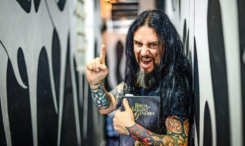 O pastor Antonio Carlos é líder dos féis da Crash Church e da banda Antidemon. (Foto: Renato Pizzutto)