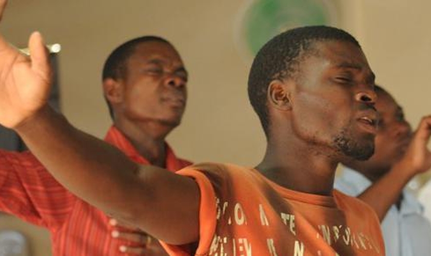 Cristãos participam de culto em igreja africana. (Foto: Premier)