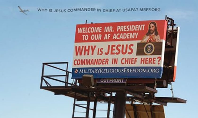 "Sr. presidente, seja bem-vindo à nossa Academia [da Força Aérea]. Por que Jesus é o comandante-chefe aqui?", dizem as palavras do outdoor. (Foto: Reprodução/Fundação Liberdade Religiosa Militar)
