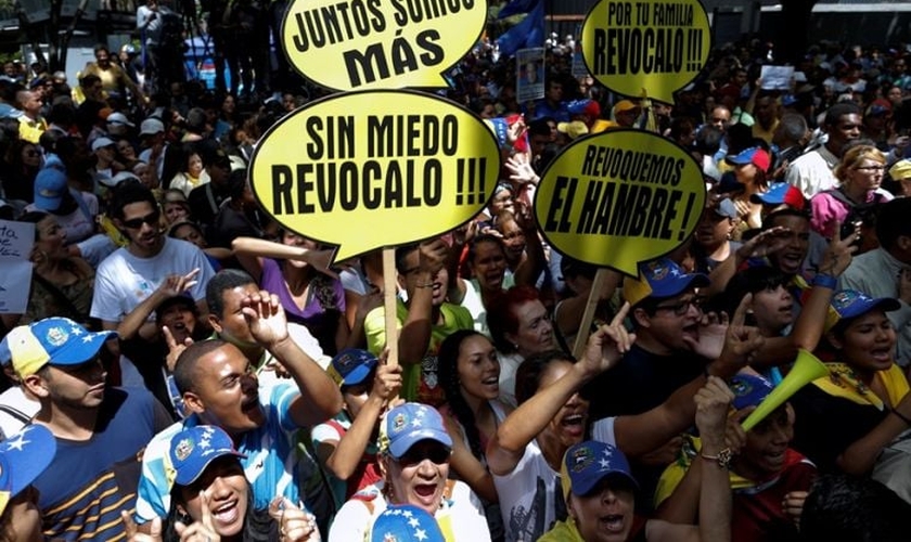 Venezuelanos saem às ruas para protestar contra o presidente da Venezuela, Nicolás Maduro. (Foto: Reuters)