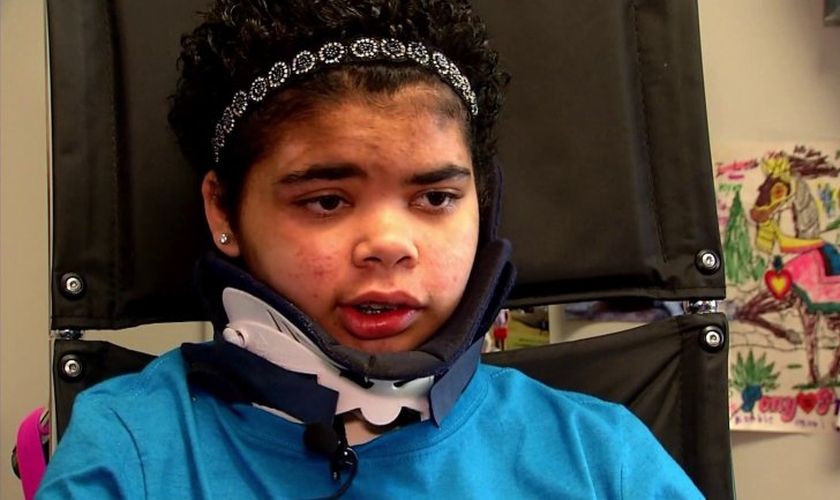 Kyla Roberts, de 14 anos, foi lançada para fora do carro em um grave acidente que aconteceu no dia 6 de março. (Foto: Reprodução/WTVR)