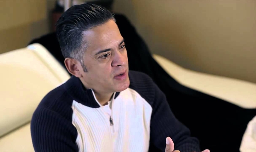 Após ter sua vida liberta das práticas satânicas, John Ramirez tornou-se um evangelista. (Imagem: CBN)
