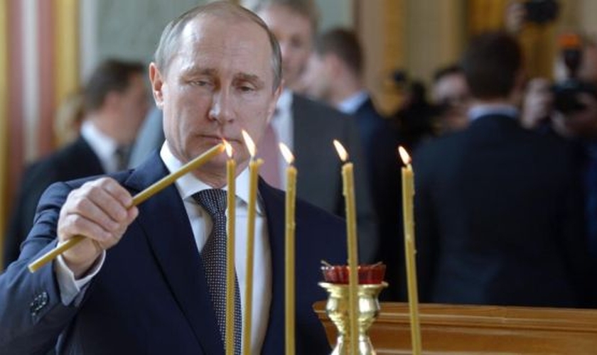 Presidente russo, Vladimir Putin participa de cerimônia em igreja ortodoxa russa. (Foto: IrishTimes)