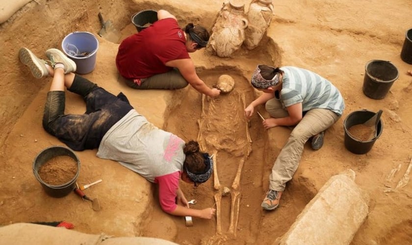 Além dos corpos, arqueólogos descobriram cerâmicas e outros ornamentos que ajudam na compreensão dos rituais fúnebres desse antigo povo. (Foto: Menahem Kahana/AFP)