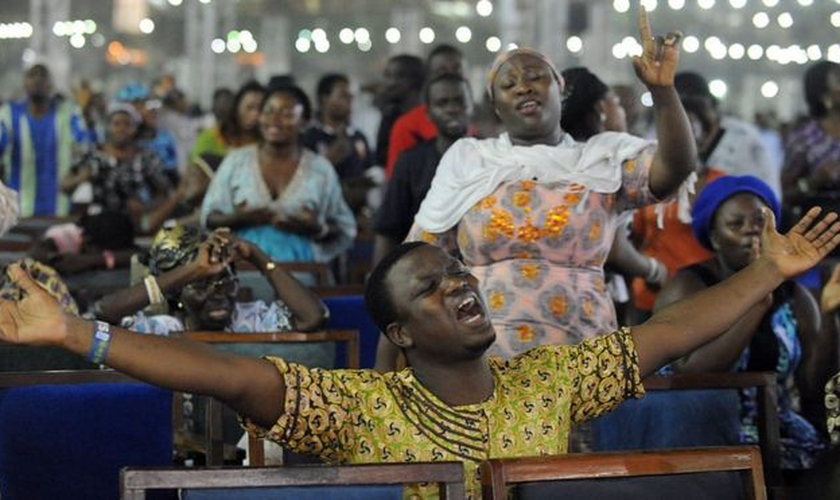 Cristãos participam de culto na Nigéria. (Foto: ACLJ)