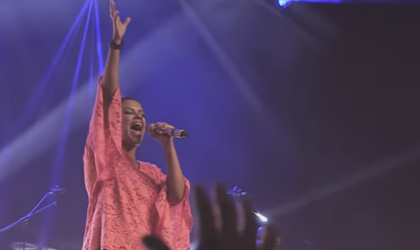 A cantora trabalha na divulgação do seu novo álbum, que foi gravado em novembro do ano passado. (Foto: Reprodução / YouTube).