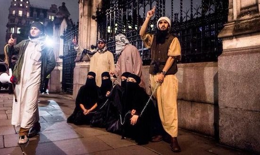 Terroristas do Estado Islâmico expõem escravas sexuais à venda na rua. (Foto: sheikyermami)
