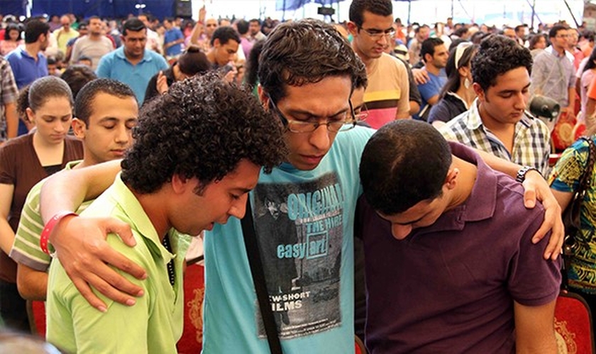 Resultado de imagem para Cerca de 12 mil jovens cristãos egípcios se reunirão para orar no deserto