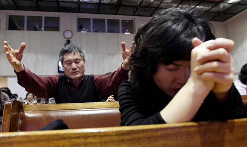 Cristãos oram em culto na Coreia do Norte. (Foto: dorjeshugden)