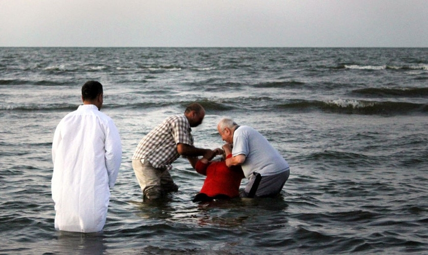 Pastores realizam batismo em mar do Egito. (Foto: HeartCry Missionary Society)