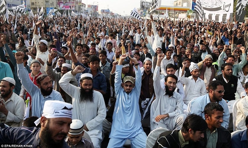 Muçulmanos fazem protesto contra publicações de blasfêmia. (Foto: EPA)