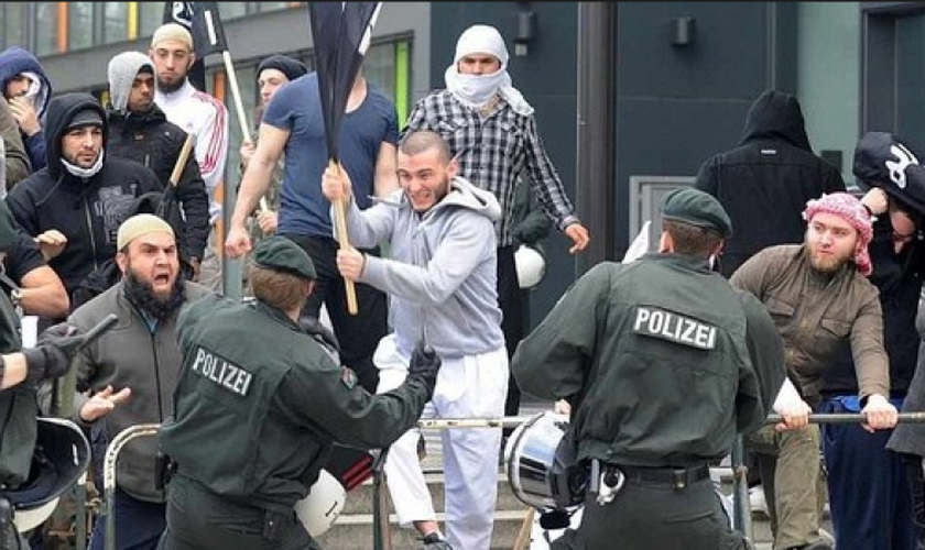 Refugiados muçulmanos entram em conflito com policiais alemães. (Foto: Reuters)