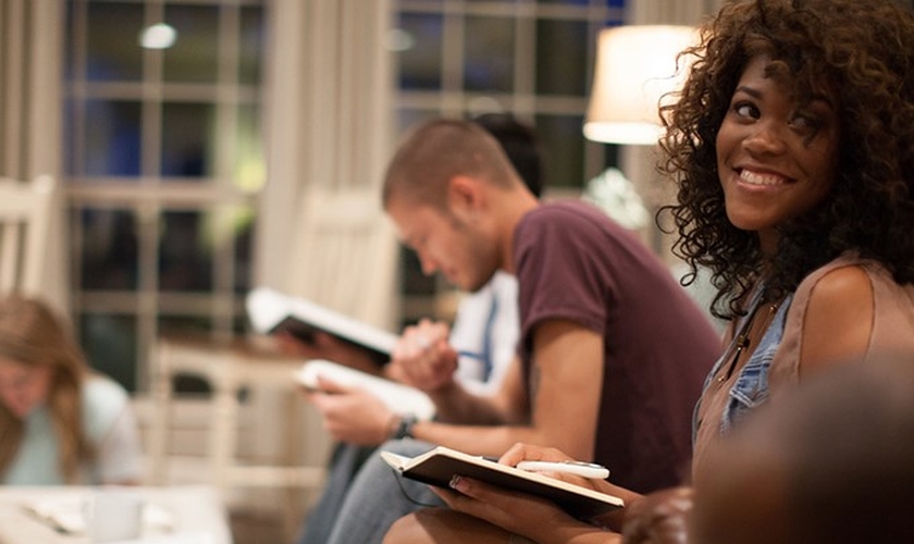 Jovens leem a Bíblia durante estudo. (Foto: American Bible Society News)