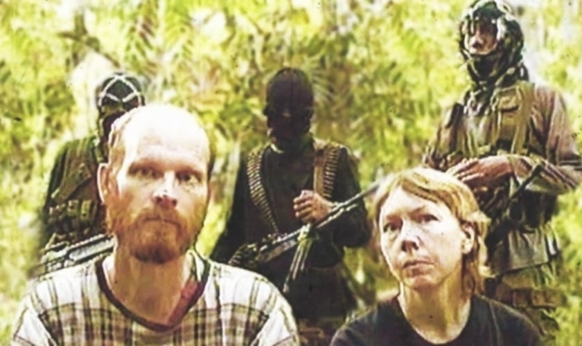 Gracia Burnham (direita), ao lado do marido, no tempo em que estiveram no cativeiro do grupo terrorista Abu Sayyaf. (Foto: graciaburnham)