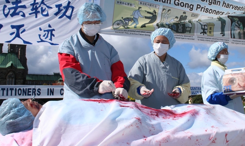 Médicos chineses foram denunciados por envolvimento na coleta forçada de órgãos. (Imagem: Youtube)
