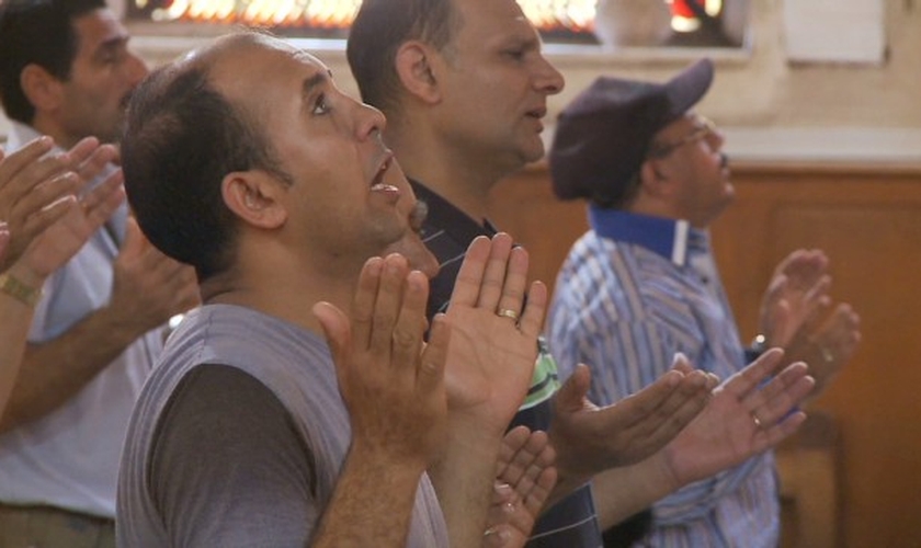 Cristãos participam de culto em igreja, no oriente Médio. (Foto: CNN)