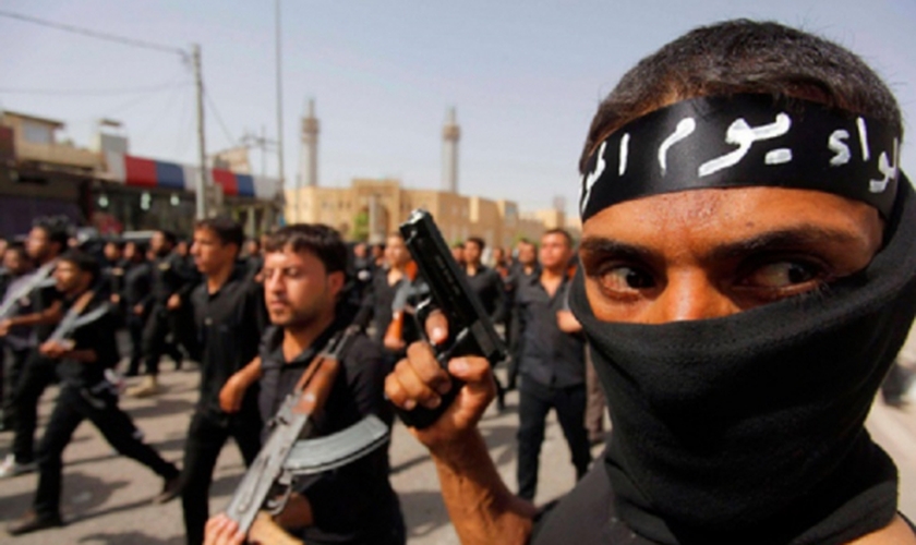 Terroristas do Estado Islâmico desfilam pelas ruas do Oriente Médio. (Foto: Reuters)