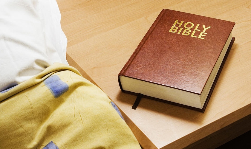 Bíblia colocada em mesa de cabeceira de quarto de hotel. (Foto: Getty)