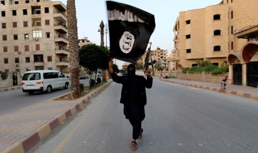 Membro do grupo terrorista Estado Islâmico em Raqqa, na Síria. (Foto: Reuters/Stringer)