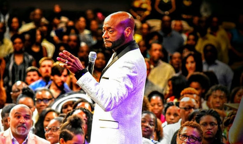 Bispo Eddie Long era líder da Igreja Batista Missionária 'New Birth', no Estado da Geórgia, EUA. (Foto: Charisma News)